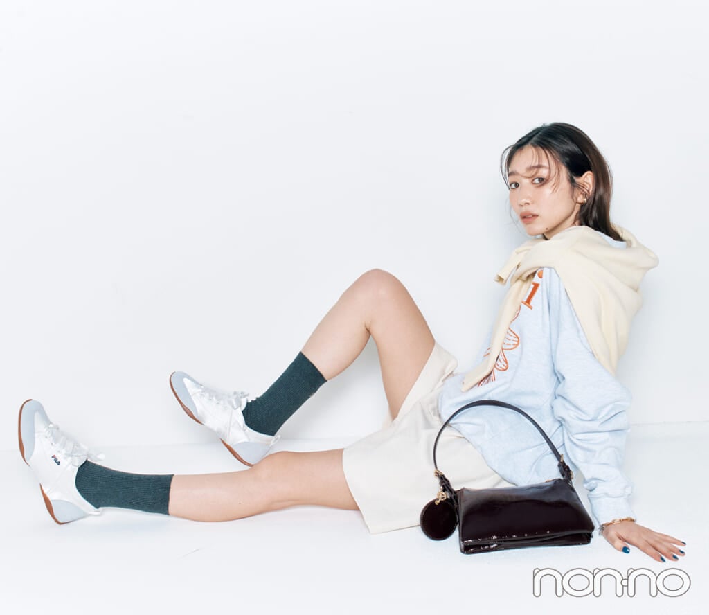 フィラのディテールで魅せる白スニーカー「BALLET」をはいた岡本夏美