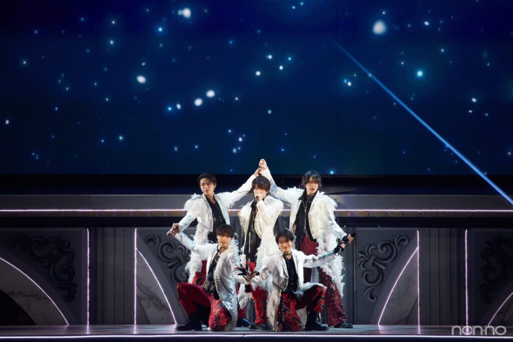 「言葉より大切なもの」を披露するACEes