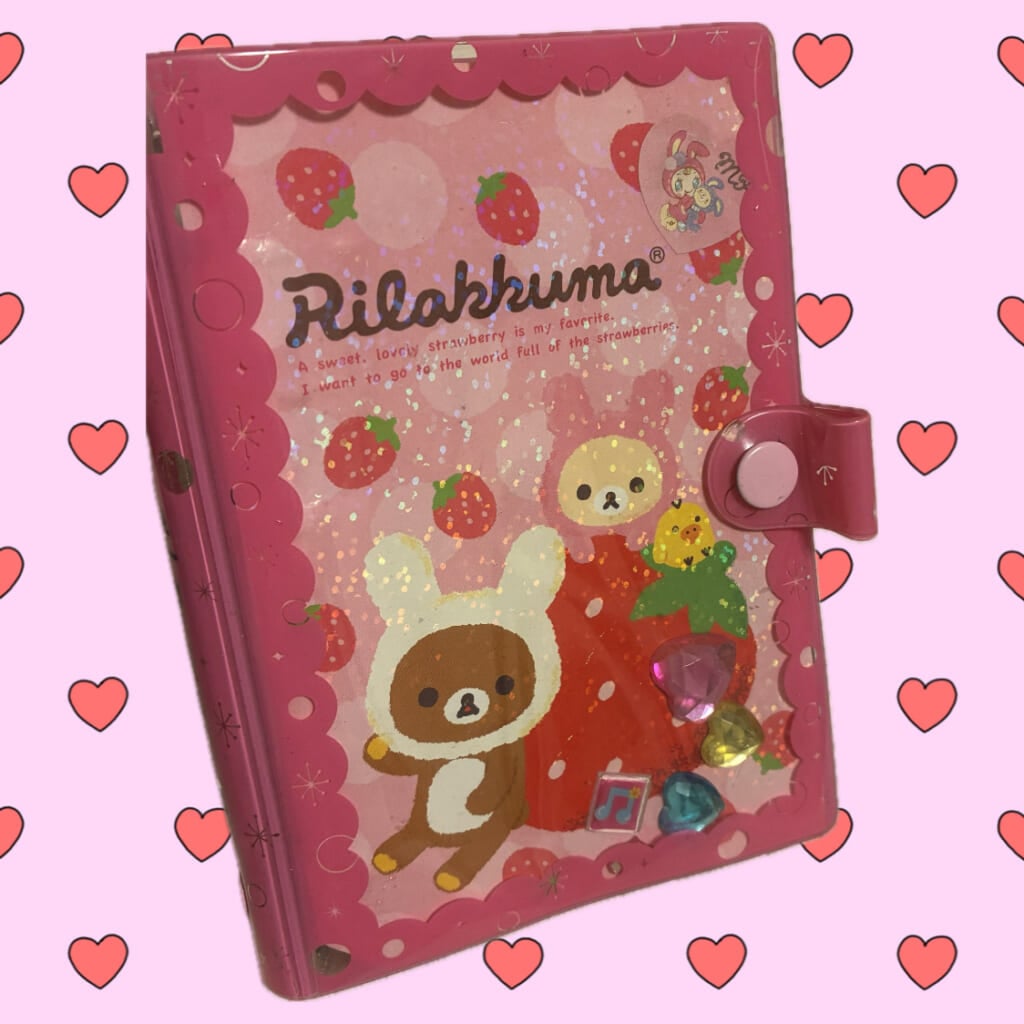 リラックマとコリラックマ、キイロイトリがデザインされたシール帳。中にストーンなどを入れてアレンジしました。