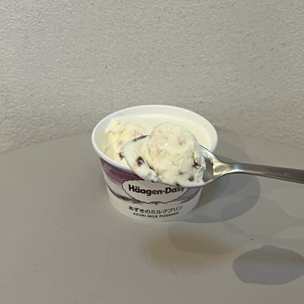 ミルクアイスにこしあんソースが入ったアイス