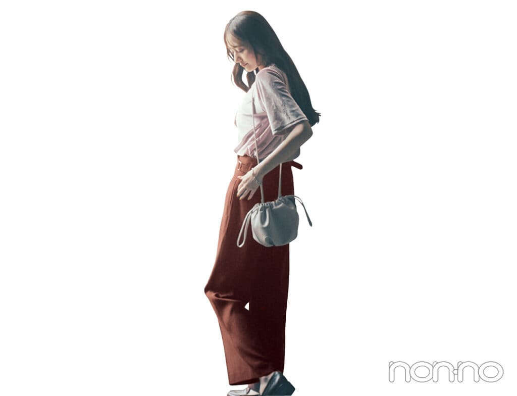 MURUAボルドーワイドスラックスをはいた加藤栞