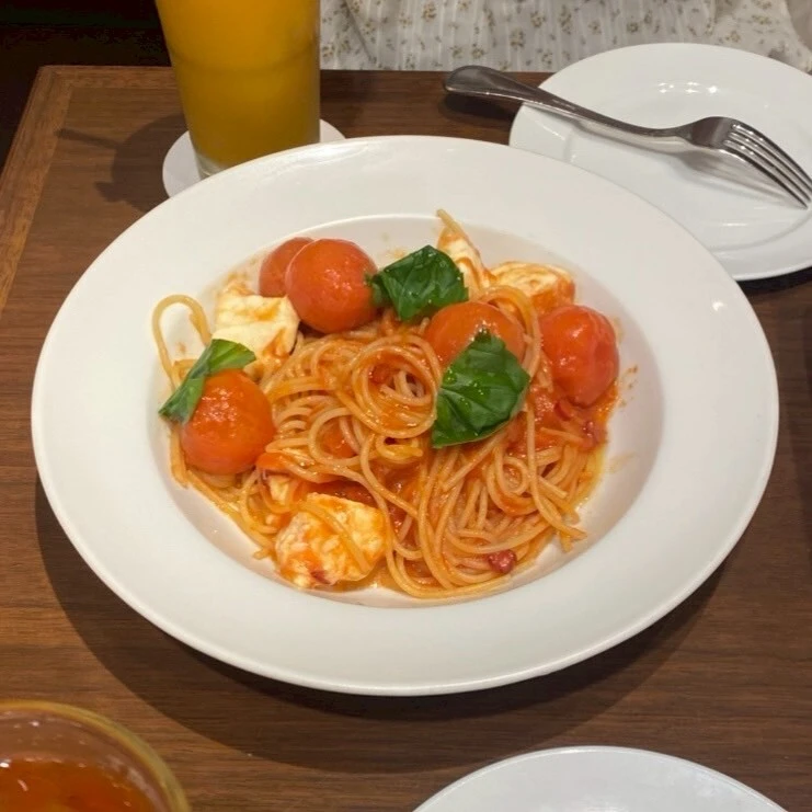 トマトとモッツアレラチーズのパスタ