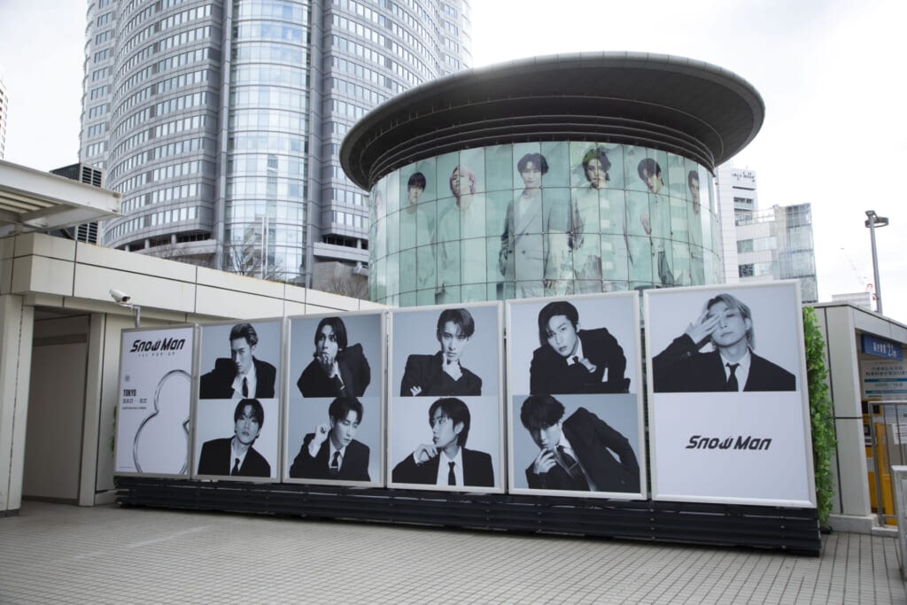 遠くからも目を引く六本木ヒルズ・メトロハットのSnow Manのビジュアル