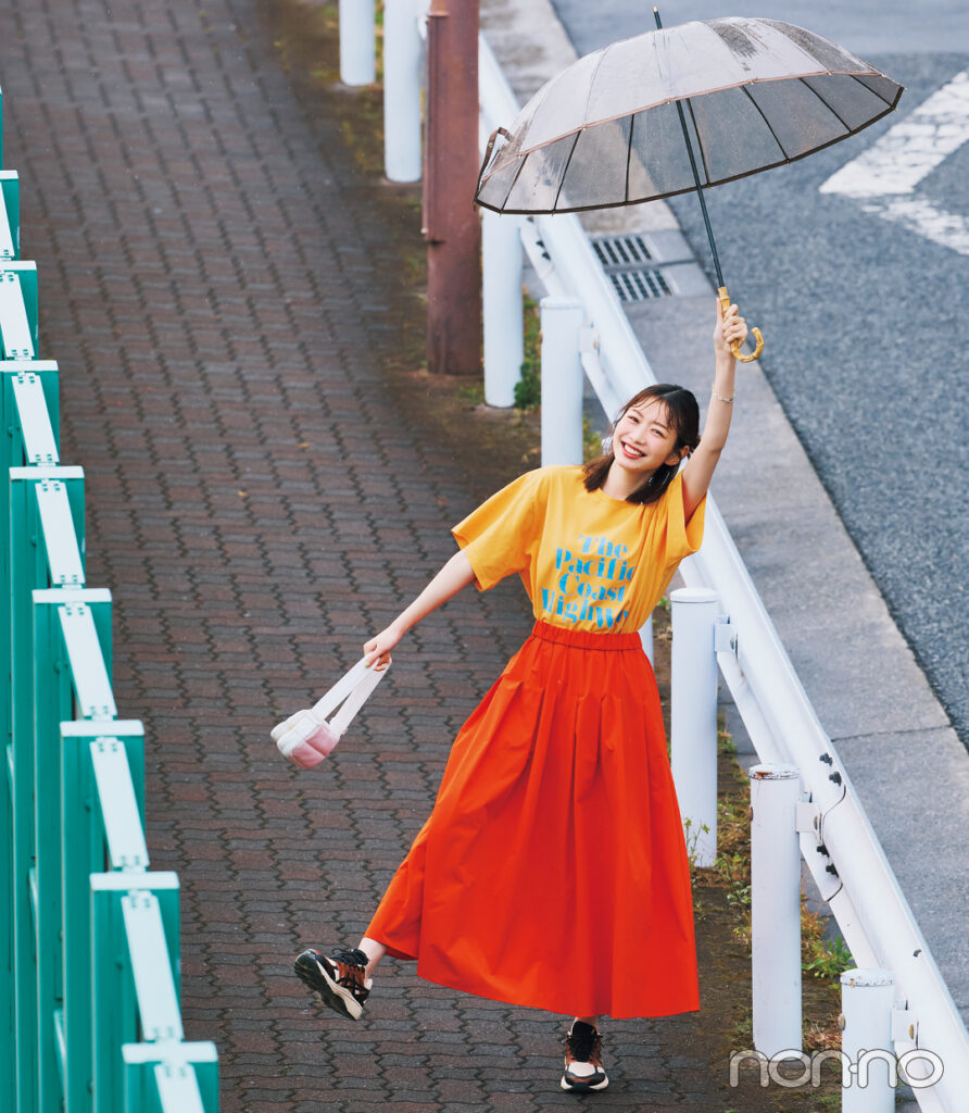 雨の日コーデ／オレンジTシャツ＆スカート