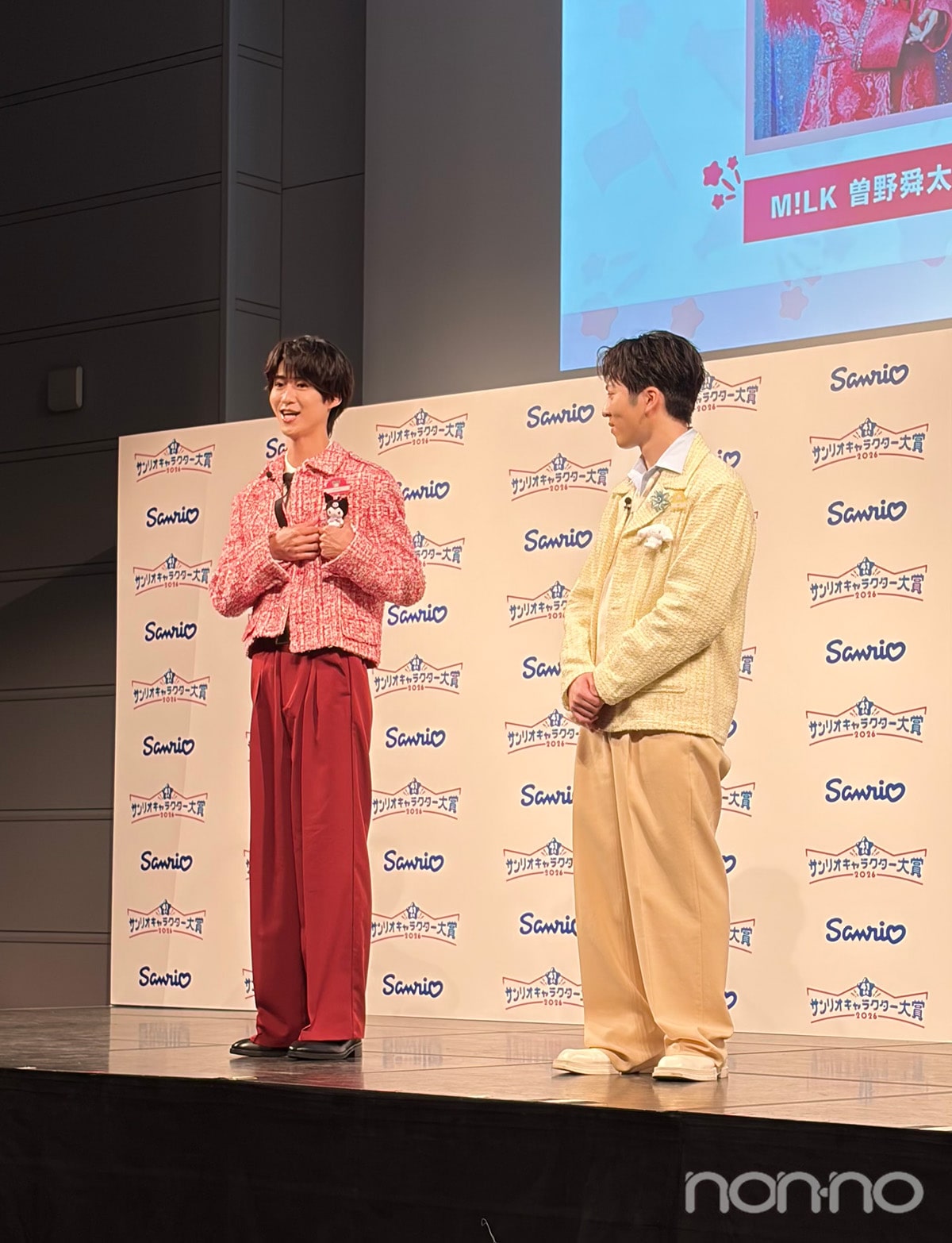 クロミのマスコットを紹介するM!LKの曽野舜太と吉田仁人