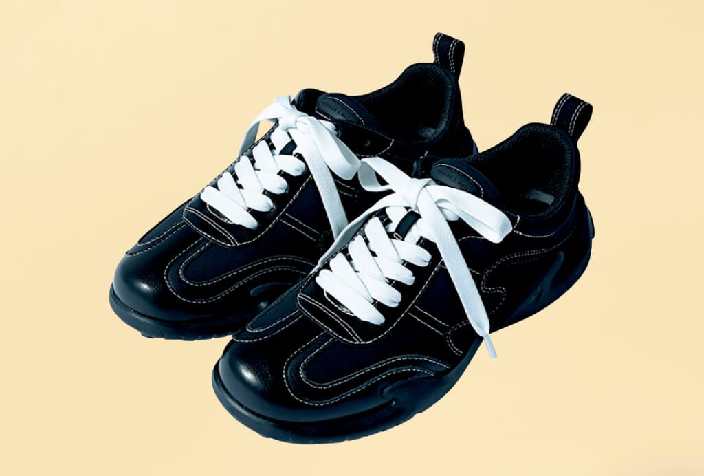 CHARLES & KEITH JAPANのディテールで魅せる黒スニーカー「Minette ミネット ナイロンテクスチャーコントラストパネルスニーカー」