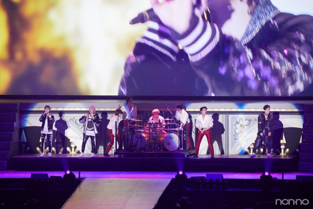 KEY TO LIT佐々木大光さんのドラムに合わせ、ラップを披露する猪狩蒼弥さんと東京ジュニアの内村颯太さん、元木湧さん、長瀬結星さん。佐々木さんのドラムを盛り上げるKEY TO LITメンバー。