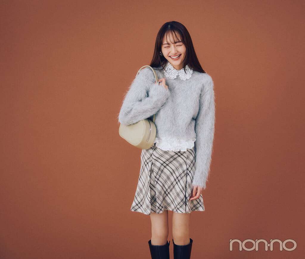 グレーニット×チェック柄ミニスカートのコーデ