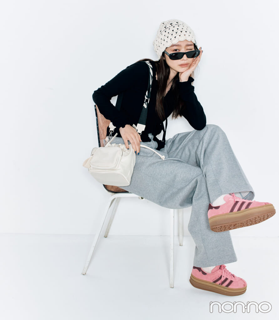 アディダスの濃いピンクスニーカー「「GAZELLE BOLD」」をはいた岡本夏美