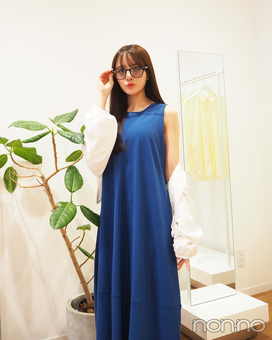 ユニクロの白のUVカットパーカとブルーワンピを合わせたコーデ