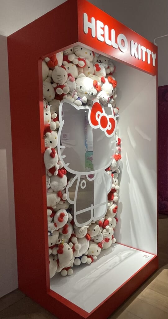 キティの形をした鏡の周りを、キティのぬいぐるみが埋め尽くしているフォトスポット。