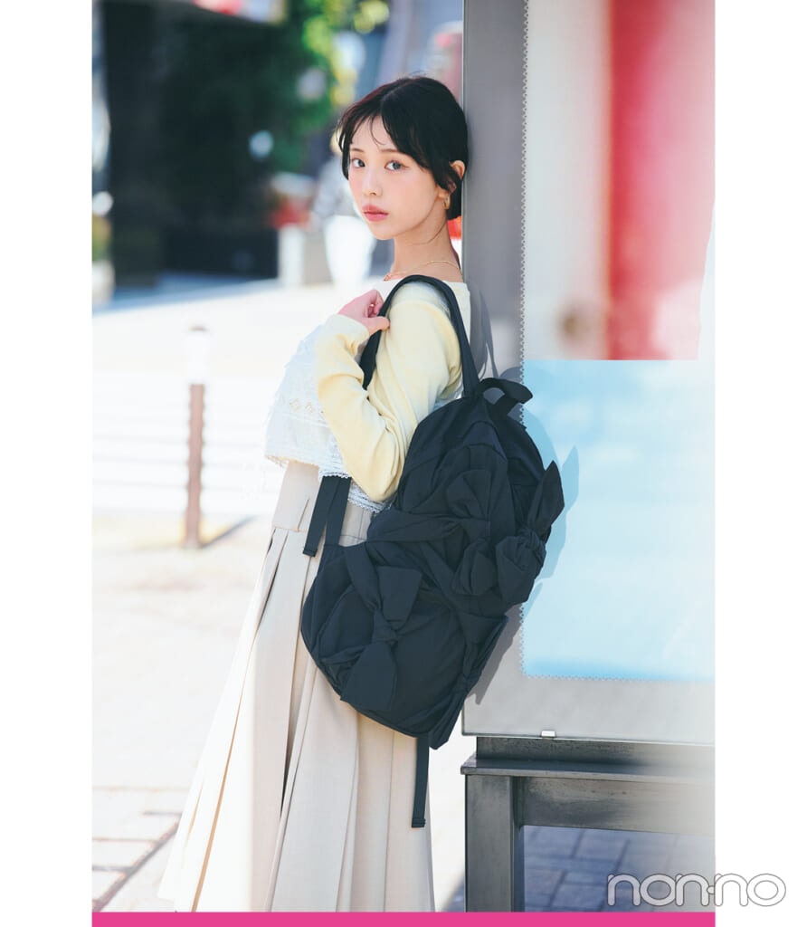 me+em selectのリボンリュックを背負う菊地姫奈