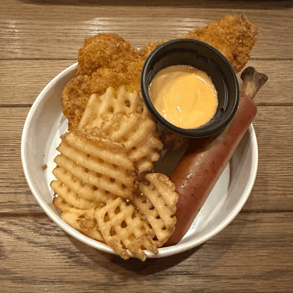 コンボ・プレート(フライドチキン、骨付きソーセージ、フライドポテト、チーズソース)