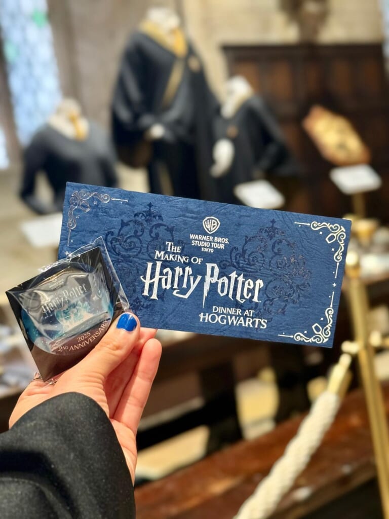 ハリポタ「ホグワーツディナー」チケットと参加証の缶バッジ