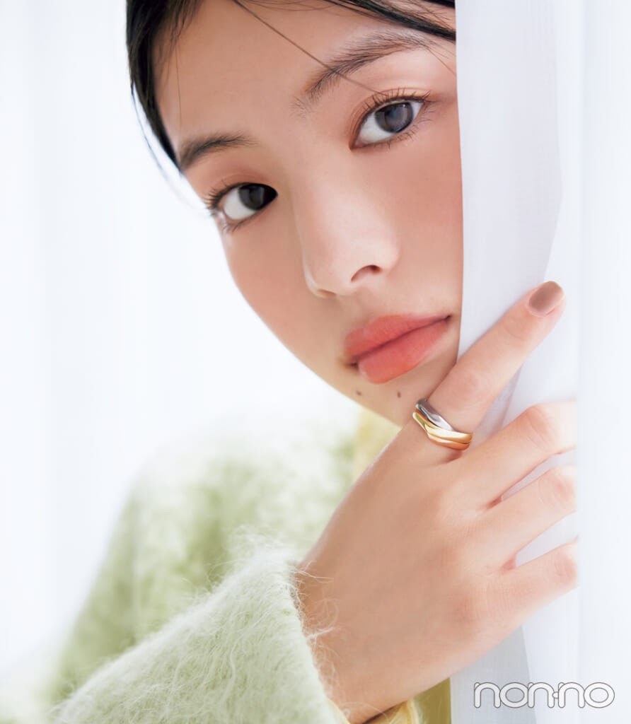 Cartier トリニティを着用した出口夏希