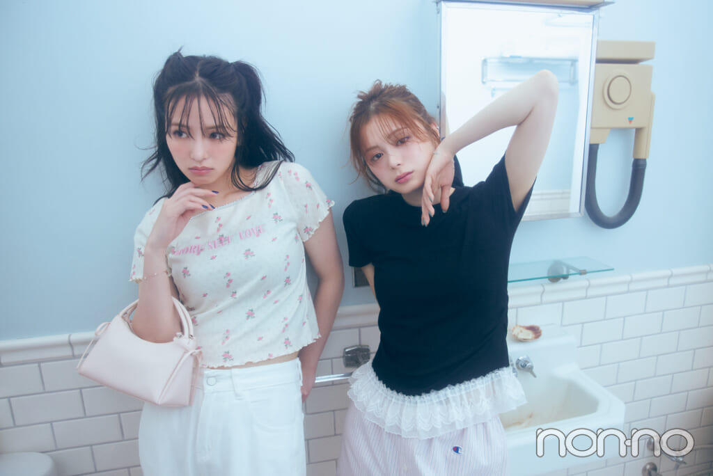 横田真悠と紺野彩夏のレースつきTシャツコーデ