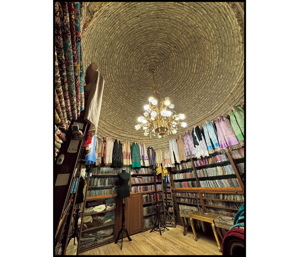 スカーフなどを売る雑貨店