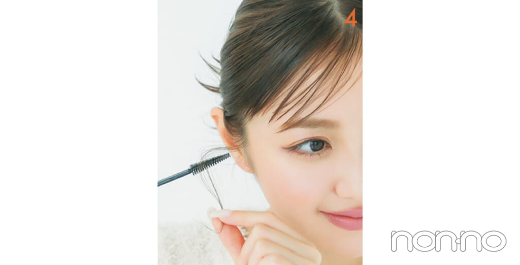 おくれ毛にヘアマスカラをつけている女性