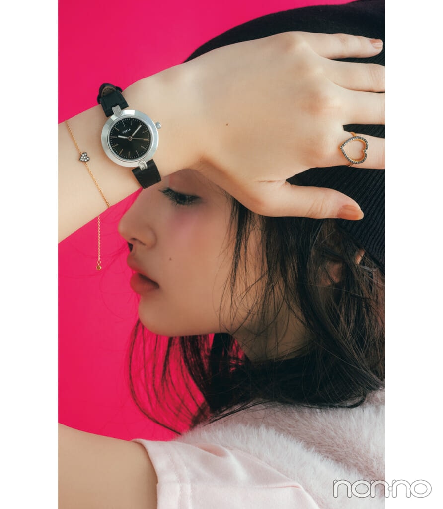 アクセサリーみたいにつけたいオールブラックの腕時計をつけた井上和