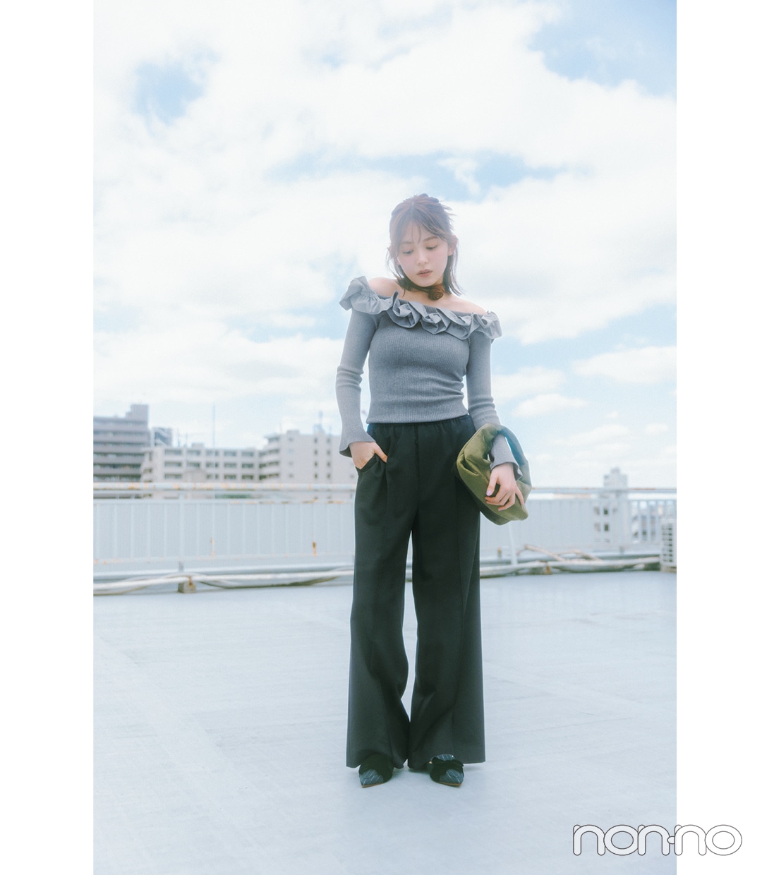 大学生の可愛い冬のデートコーデ　オフショルニット×ワイドパンツの女性