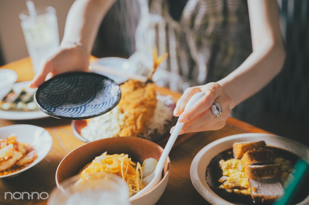 リングをつけた手で料理を取り分ける