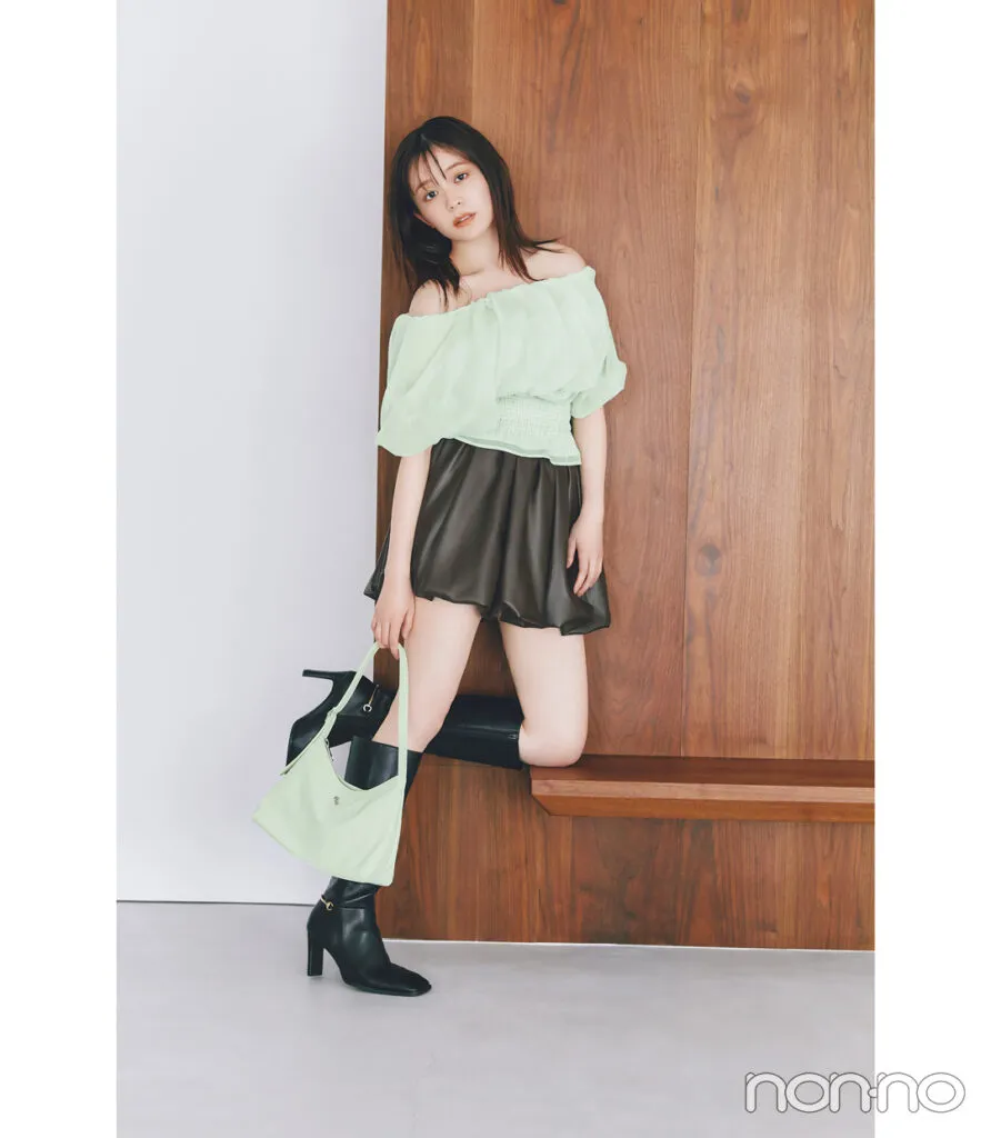 久間田琳加の大学生の一週間コーデ、月曜日のミニスカスタイル