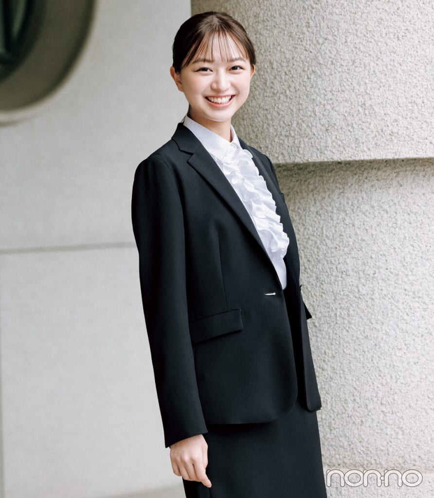 スーツを着た明るい印象の女性