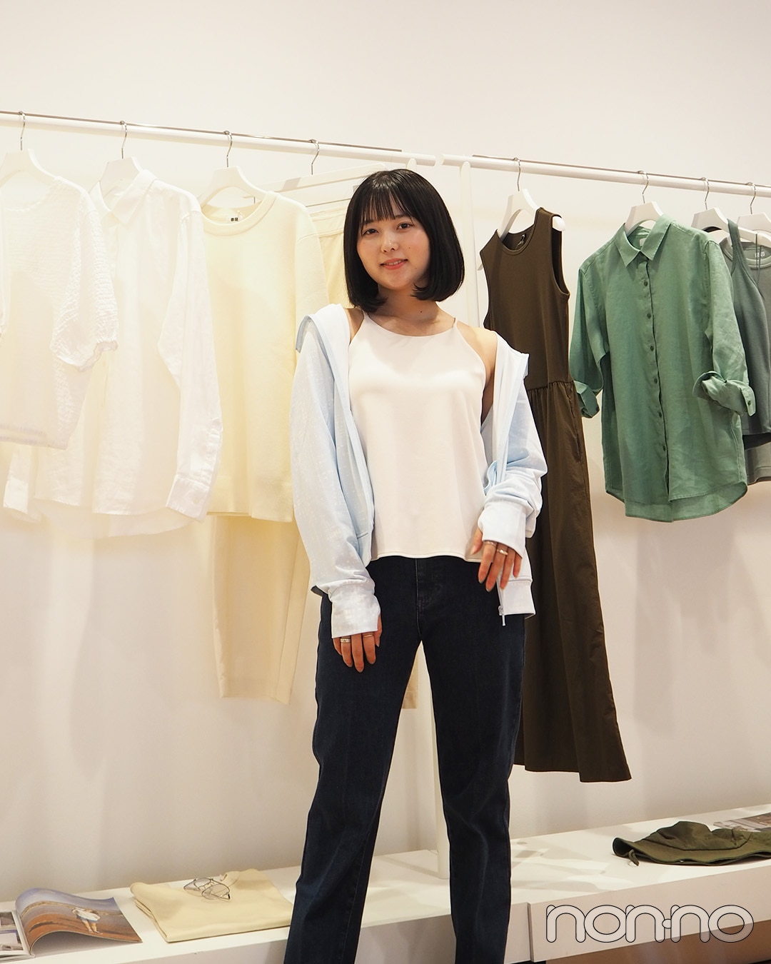 ユニクロのエアリズムUVカットフルジップパーカにフレアジーンズを合わせたコーデ