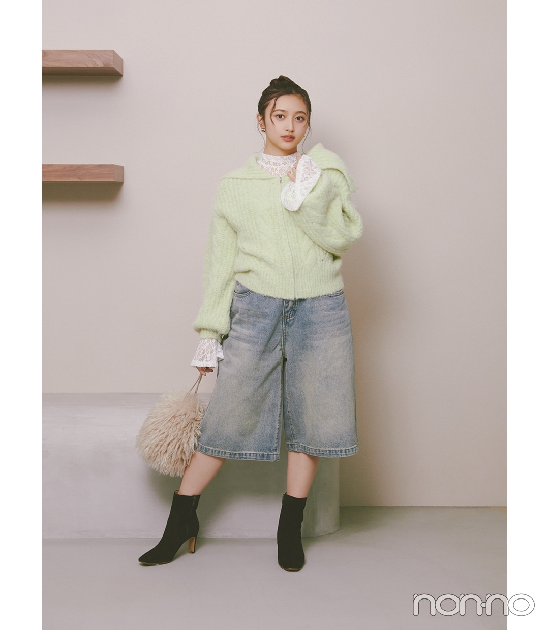 ビッグカラージップカーデを着た井上和全身