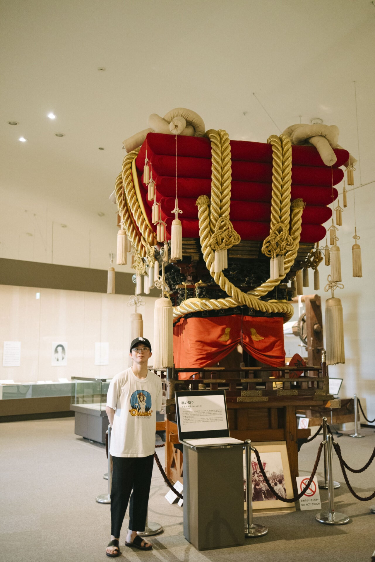 堺市博物館でふとん太鼓を見る友野一希さん