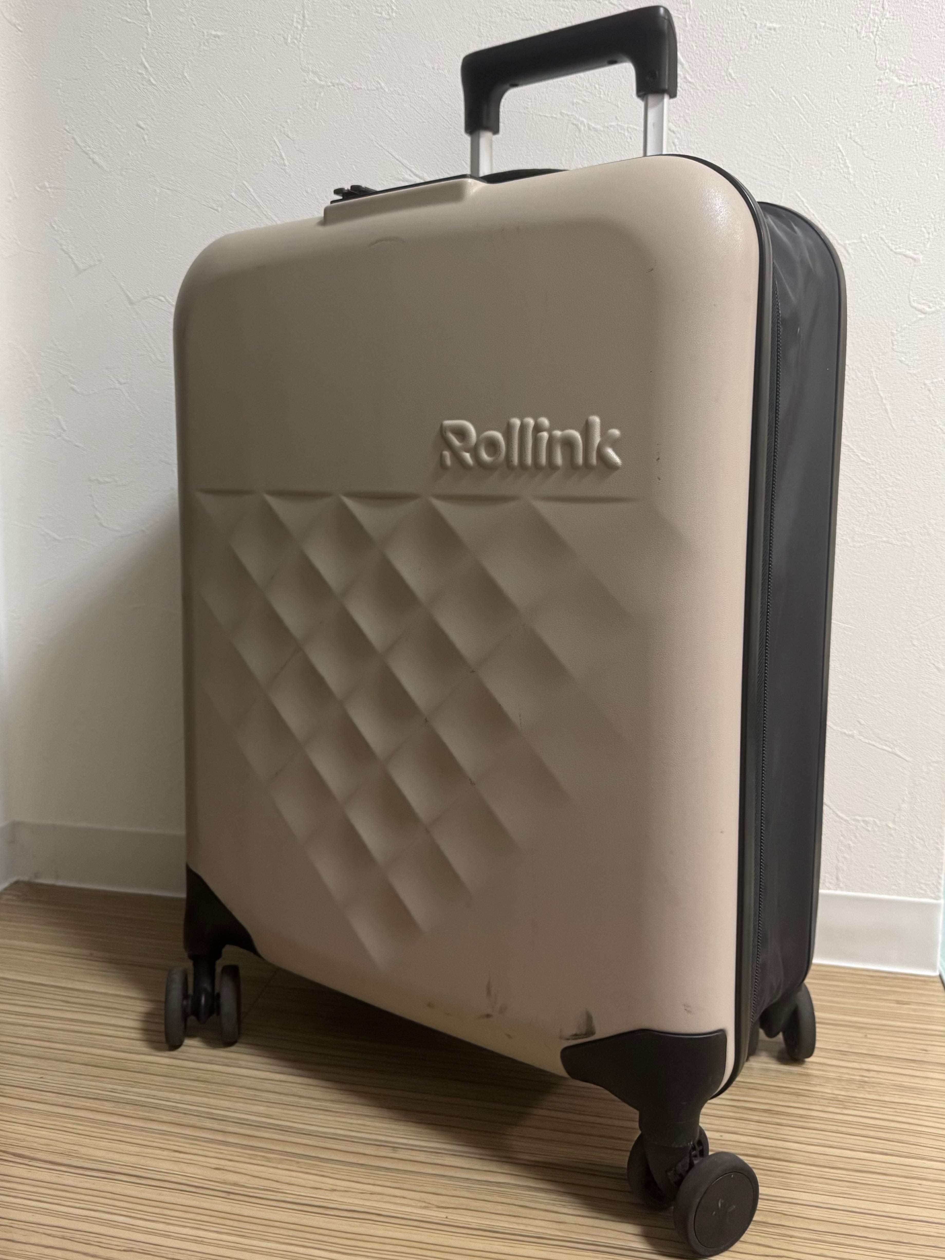 移動に欠かせないトローリーは収納しやすいタイプを愛用。