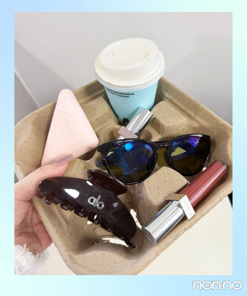 コスメやサングラスをのせたコーヒートレイの写真