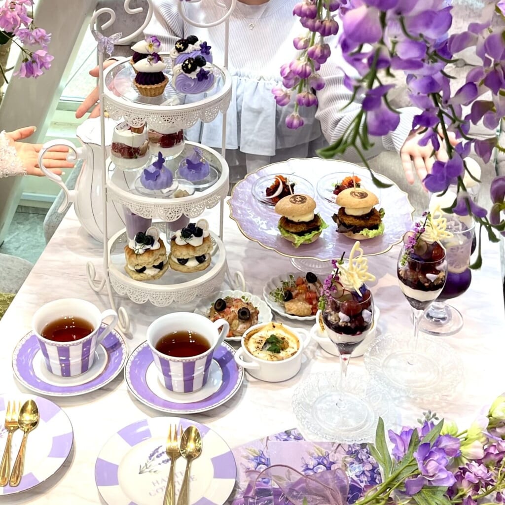 藤テーマの紫色アフタヌーンティー ティースタンド全体