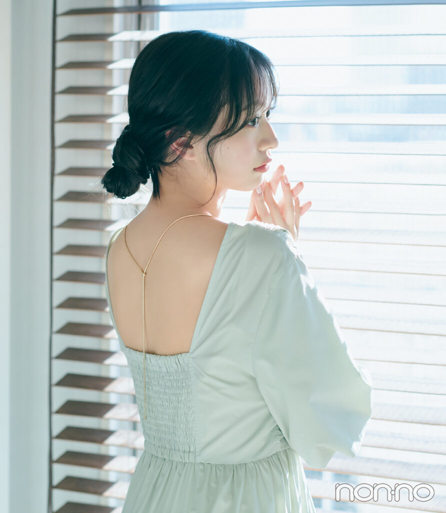背中見せワンピ