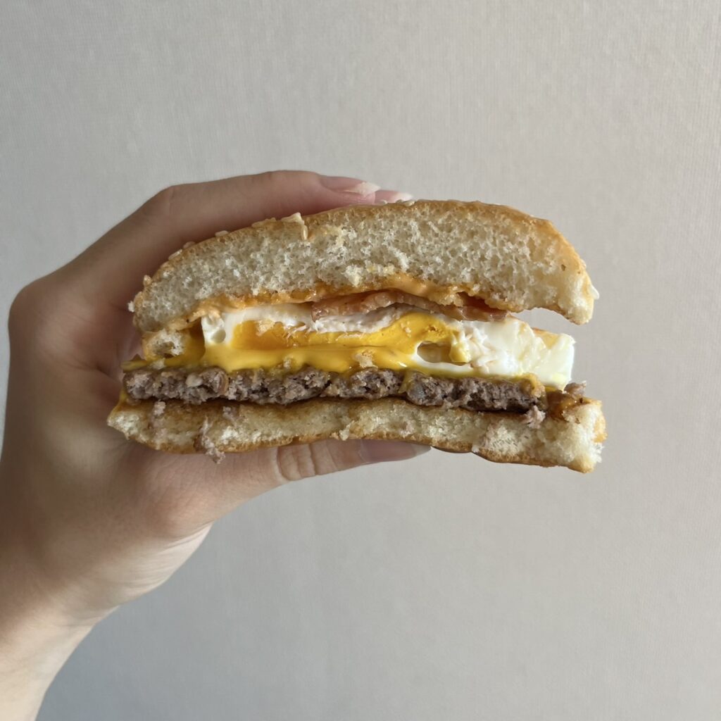 2枚目:マック2025年チーズ月見の断面図