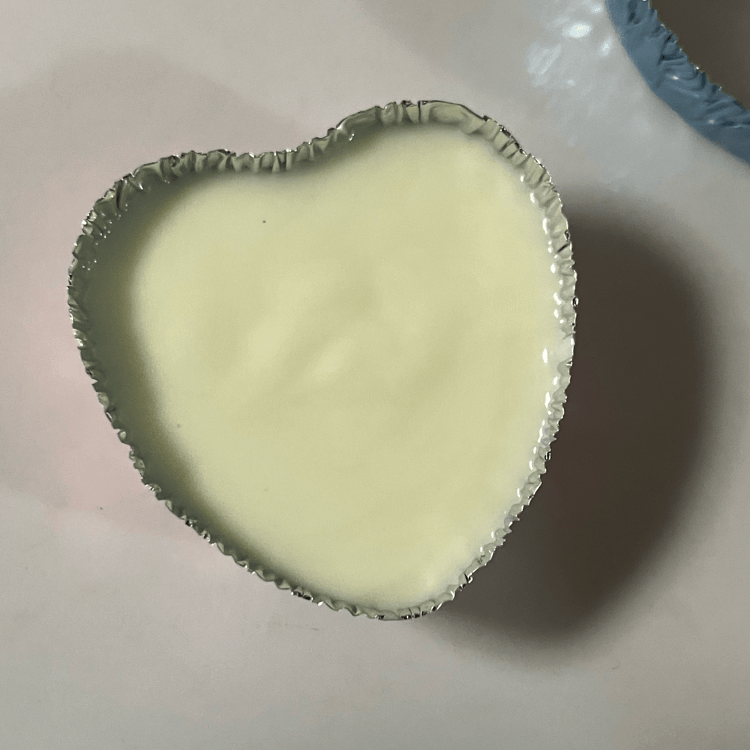 アルミカップにチョコレートを流し込んだ様子