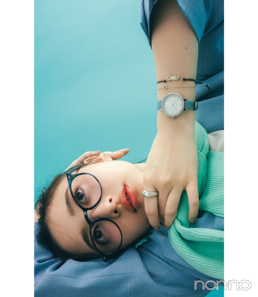 アクセサリーみたいにつけたいまろみカラーベルトの腕時計をつけた井上和