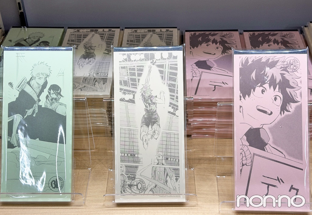 神保町店限定グッズのキーカラーは、せんか紙のカバ・クリーム・ヒワ