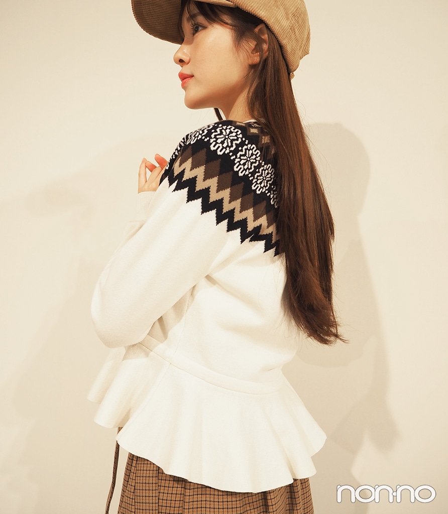 「ペプラムニットプルオーバー by rokh +X」のノルディック柄の腰回り