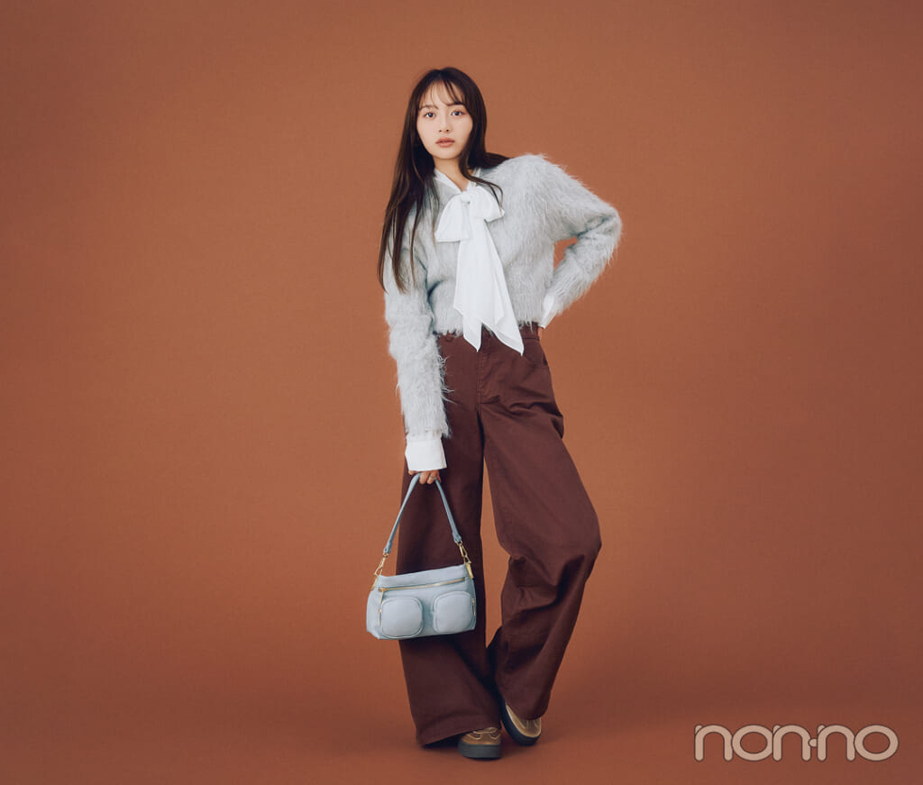 リリー ブラウンのラメシャギーニットプルオーバー着回しコーデ1