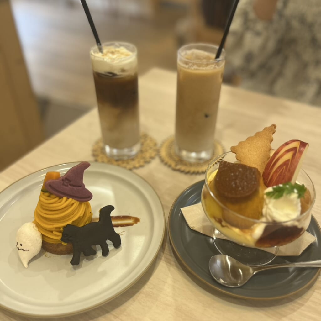 キッサコスの2025年10月スイーツとドリンクそれぞれ二種。