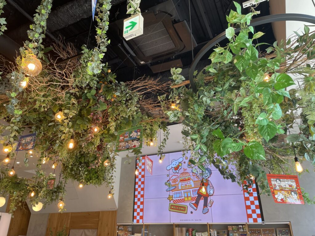 ゆるドキ☆ダイナーの内観の画像で、大きなスクリーンが写っています。