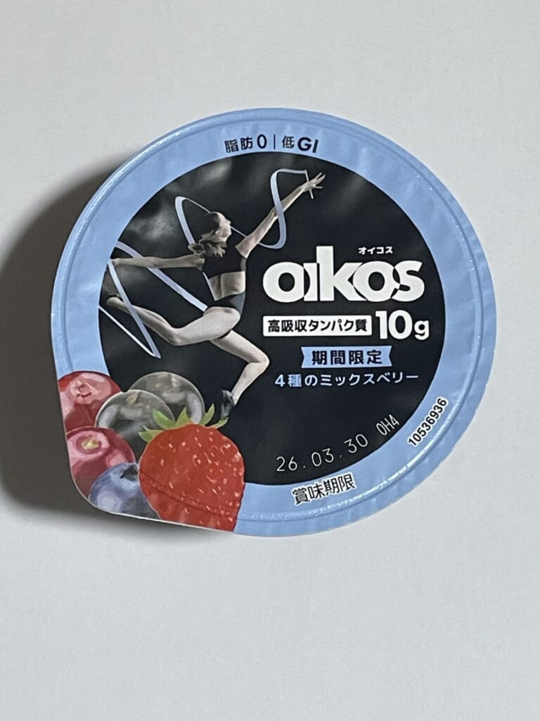 オイコス『オイコス プロテインヨーグルト 高吸収タンパク質 4種のミックスベリー』パッケージを上から写した写真