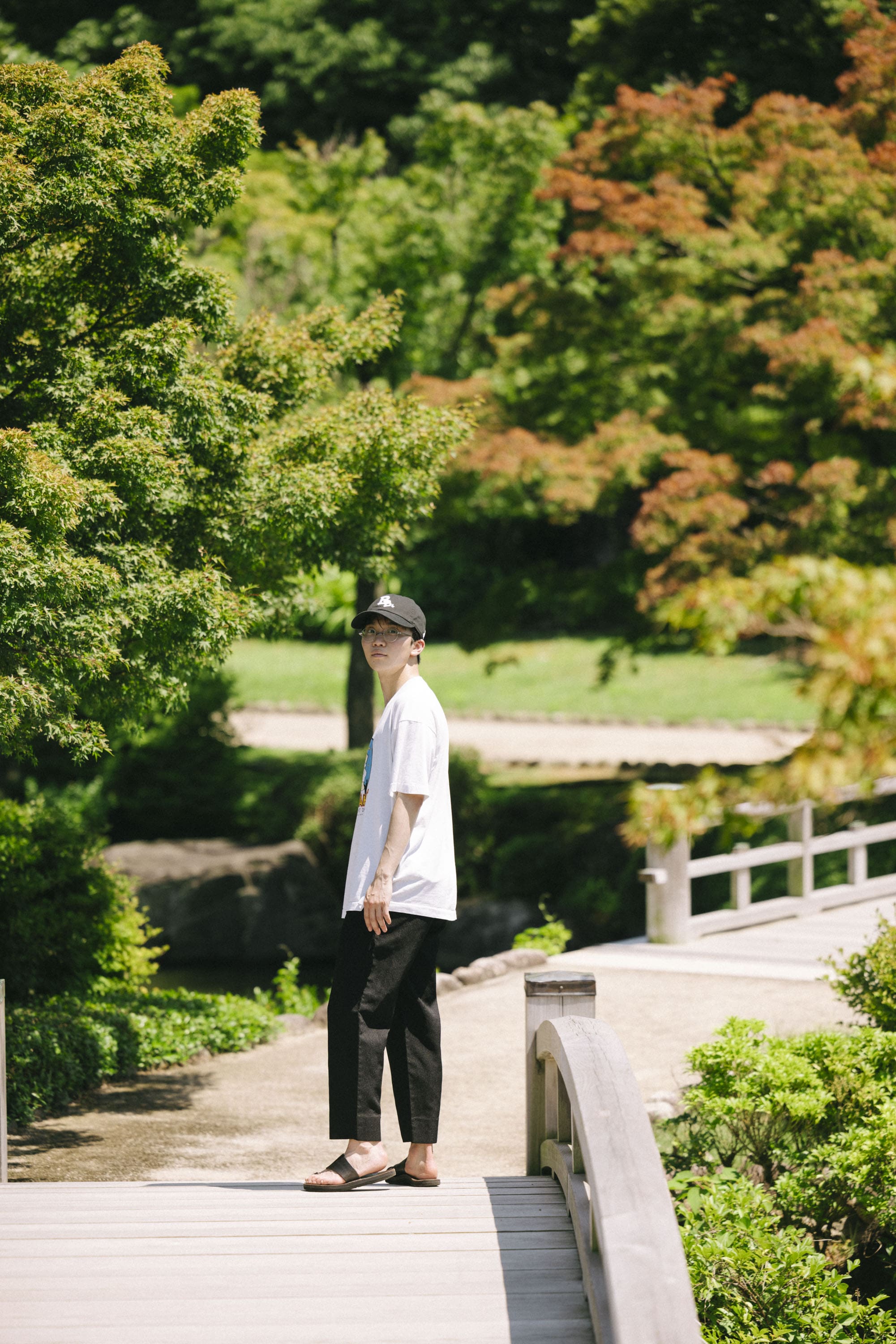 大仙公園の日本庭園を散歩する友野一希さん