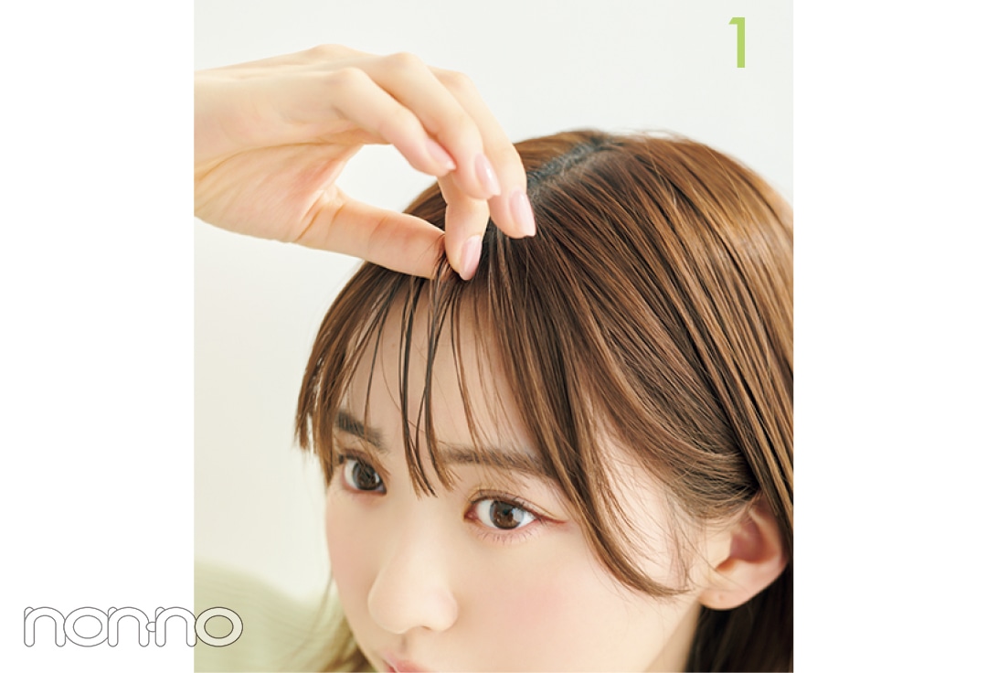 前髪の根本を水でぬらす女性