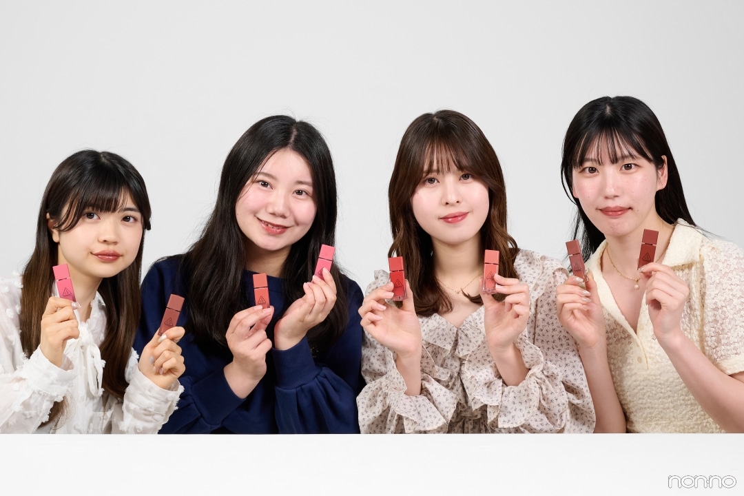 3CEの新作リップ「ガミーオイルティント」のお気に入りカラーを持った大学生エディターズ