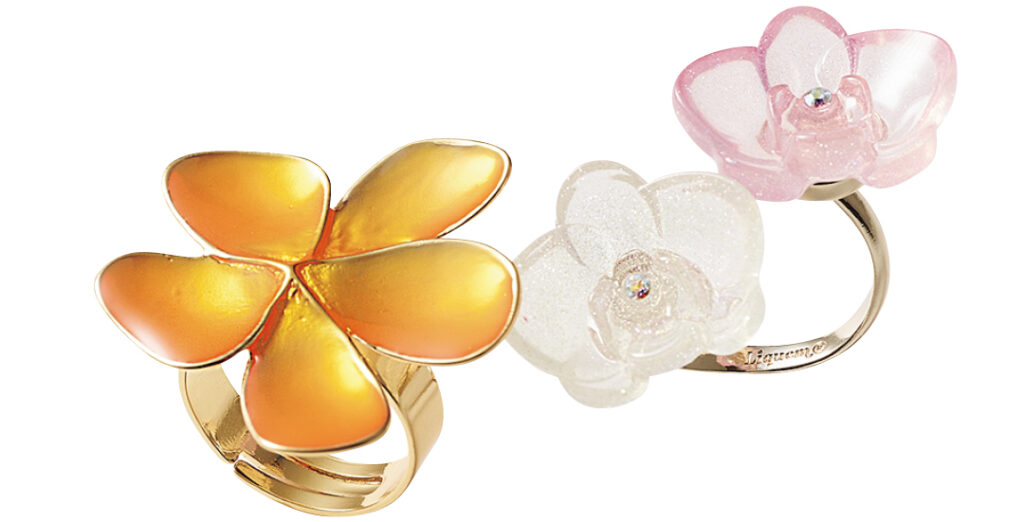 白Tシャツに合うフラワーモチーフリング