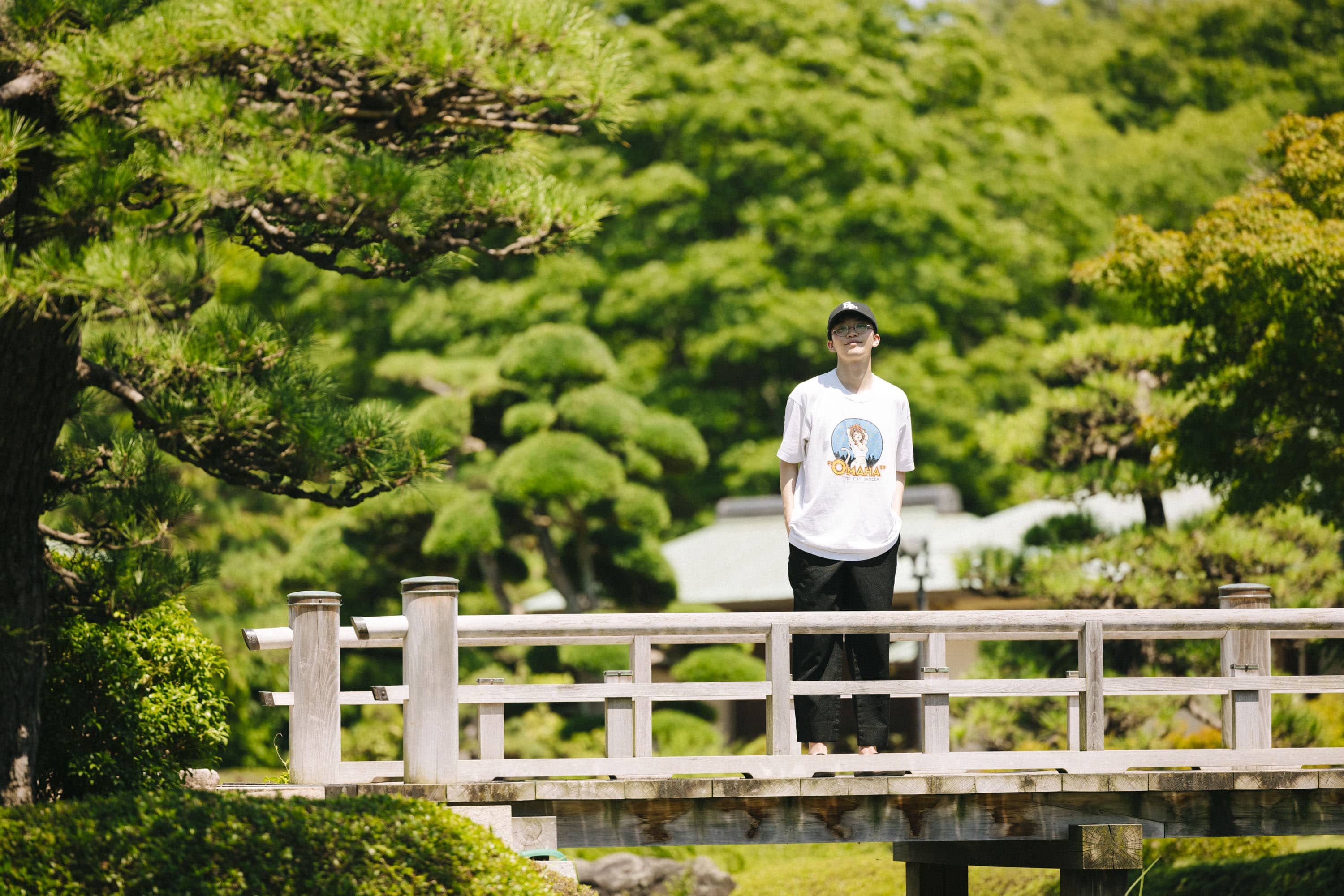 大仙公園の日本庭園に立つ友野一希さん