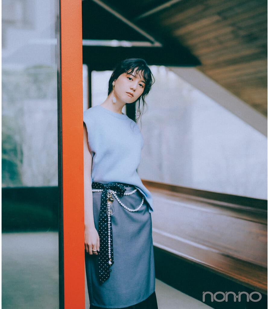小坂菜緒がロングパールアクセをベルト風に
