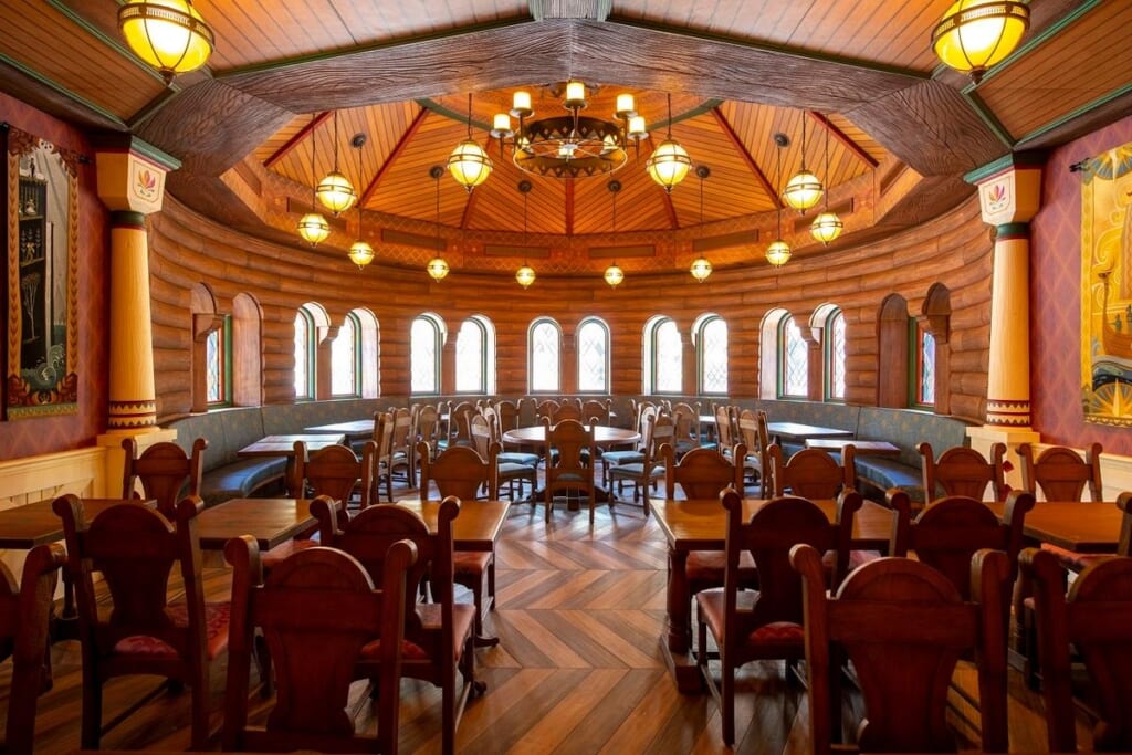 大広間、窓側の席